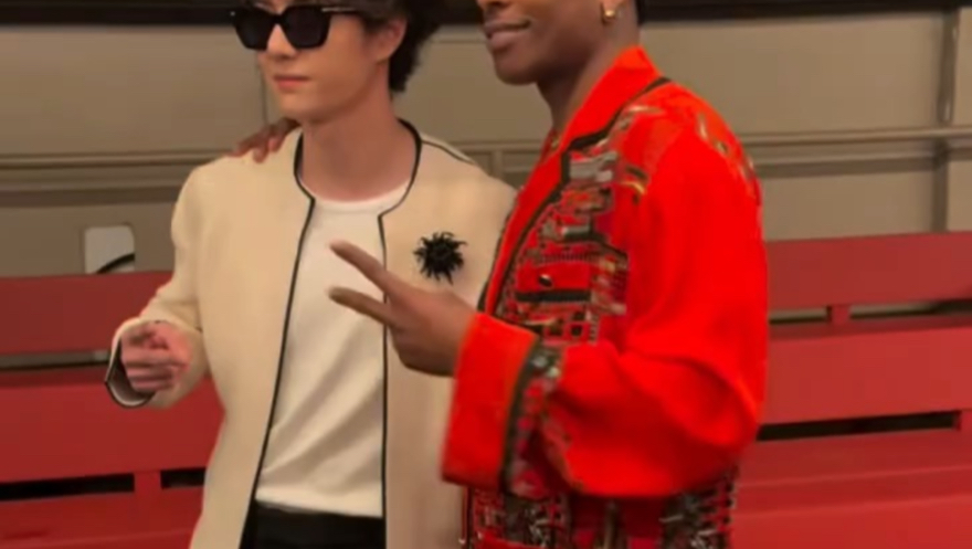 【王一博】王一博追星成功！和他偶像ASAP ROCKY在香奈儿大秀上见面合影啦！