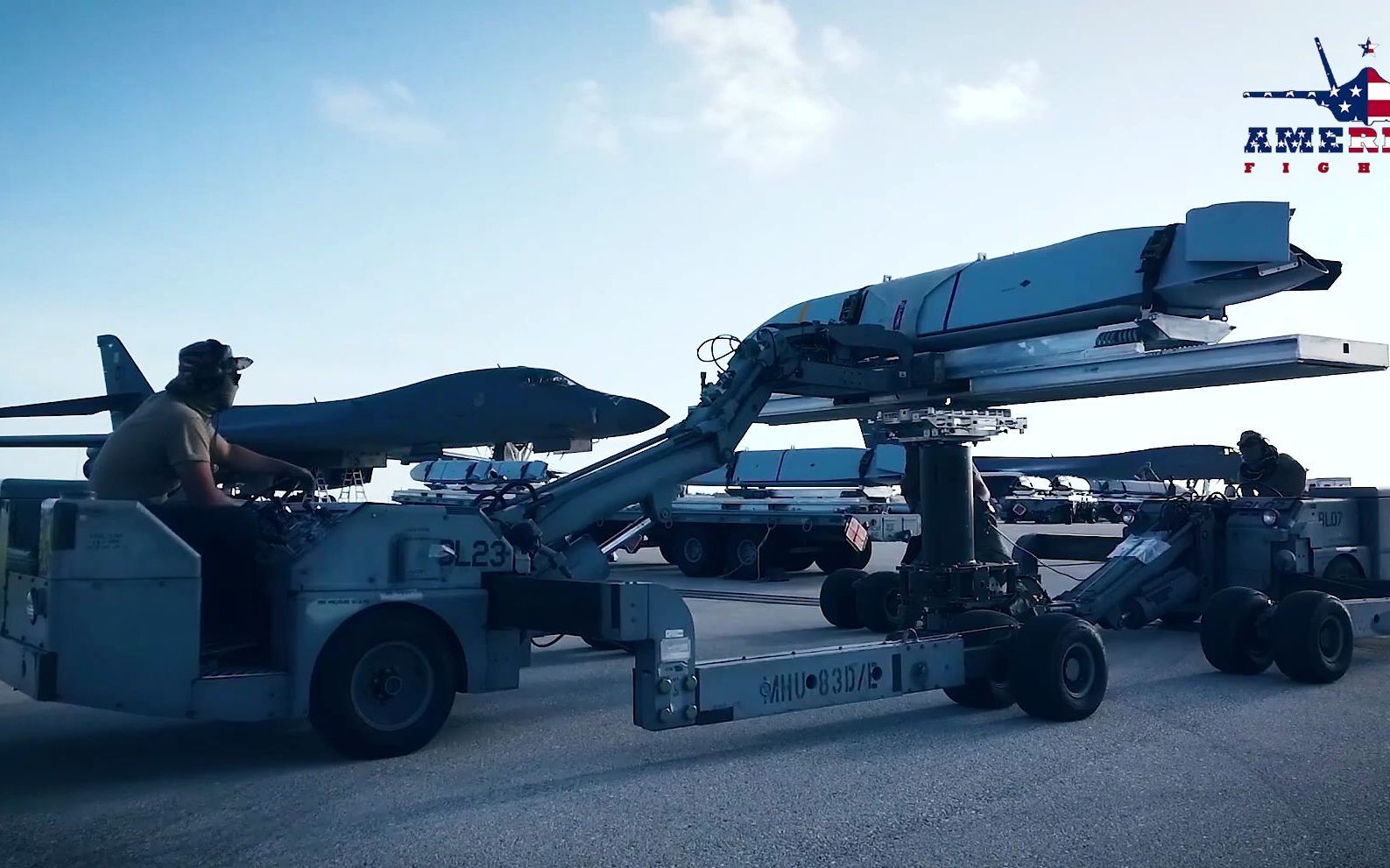 美国空军在为B-1枪骑兵装载大量AGM-158 JASSM导弹! ! !