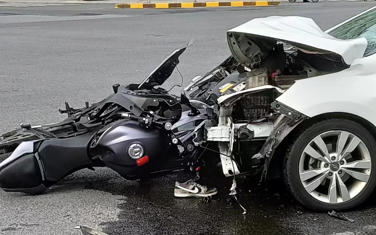 921期：摩托车疾速飙车将轿车撞报废！网友：油门焊死！
