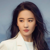 “神仙姐姐”刘亦菲全英采访，谈女性美：女性之美内在于心。内心丰富，无畏沉着，才是美丽优雅的最高品质