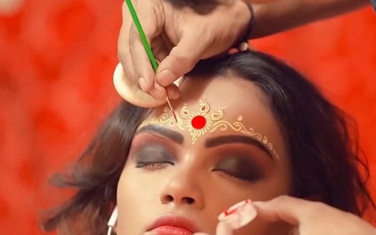 印度新娘化妆全过程，这也太惊艳了，化妆师工资一定很高吧！