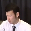 右脸颊里含着美味而迟迟不肯咽下的男子