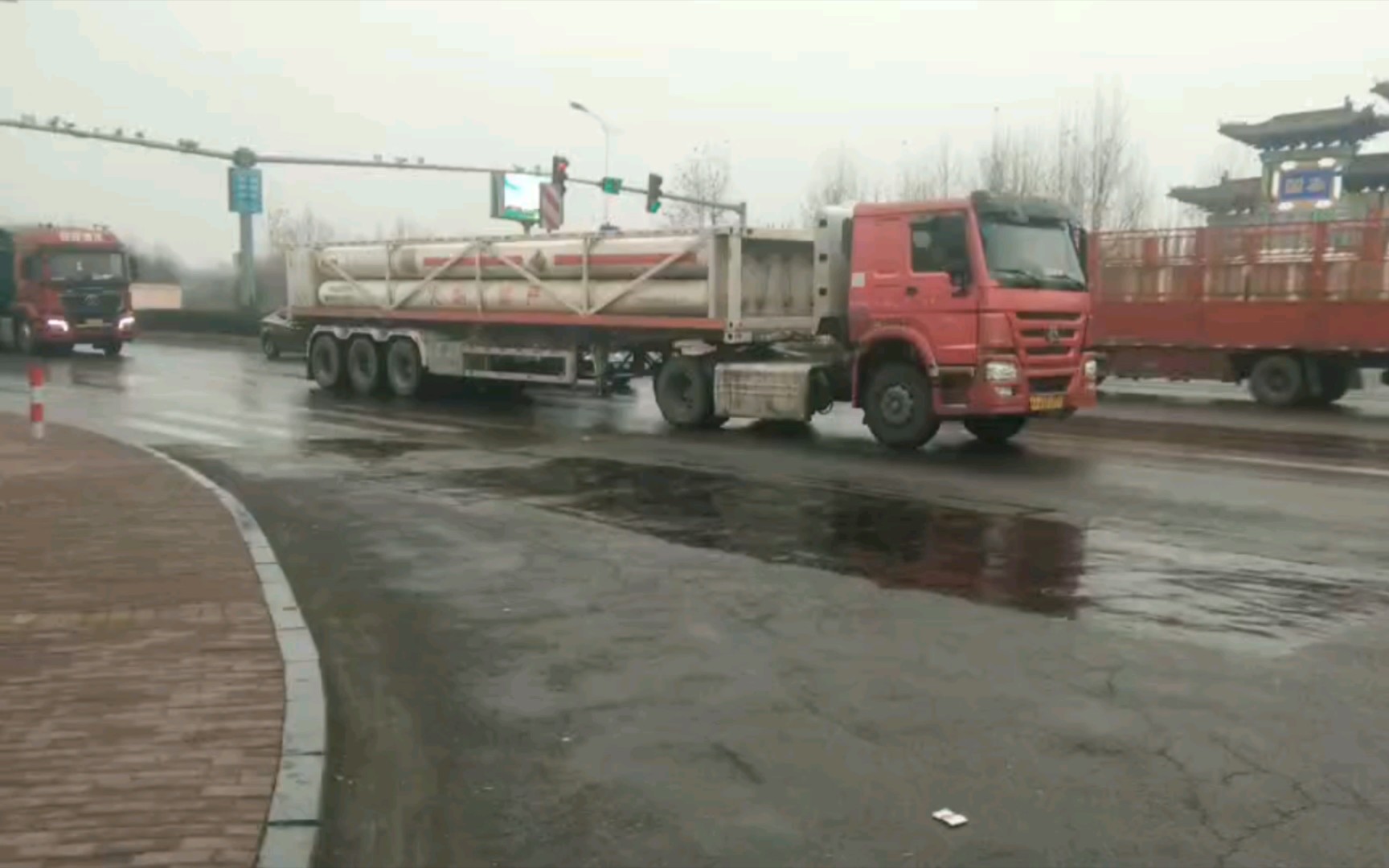 【中国卡车】 中卡拍车#33  跟着UP主一起来拍卡车吧，今天下雨了，司机朋友们一定要注意安全，谨慎驾驶