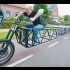 世界上最长自行车有35.79 m，相当于十余辆小轿车的长度，路人已经惊呆