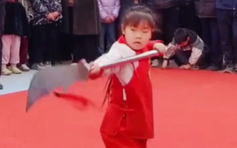六岁小姑娘演练四梅花拳四门春秋大刀。