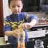 一年级小朋友在家做的科学小实验：会变形的瓶子