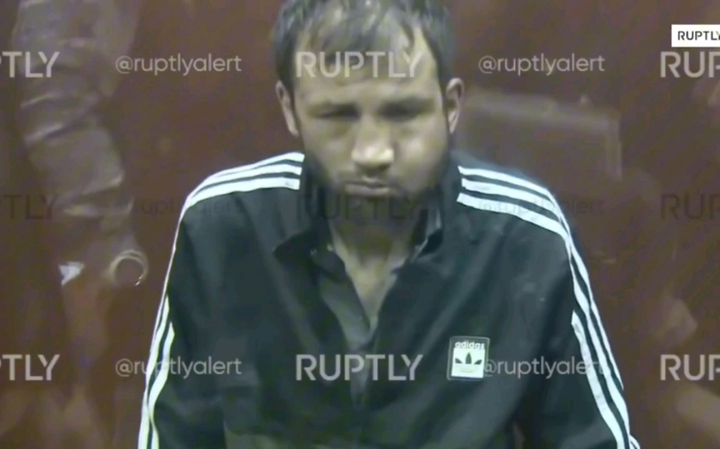 四名恐怖分子被带到莫斯科巴斯曼法院（看样子受到了热情款待）