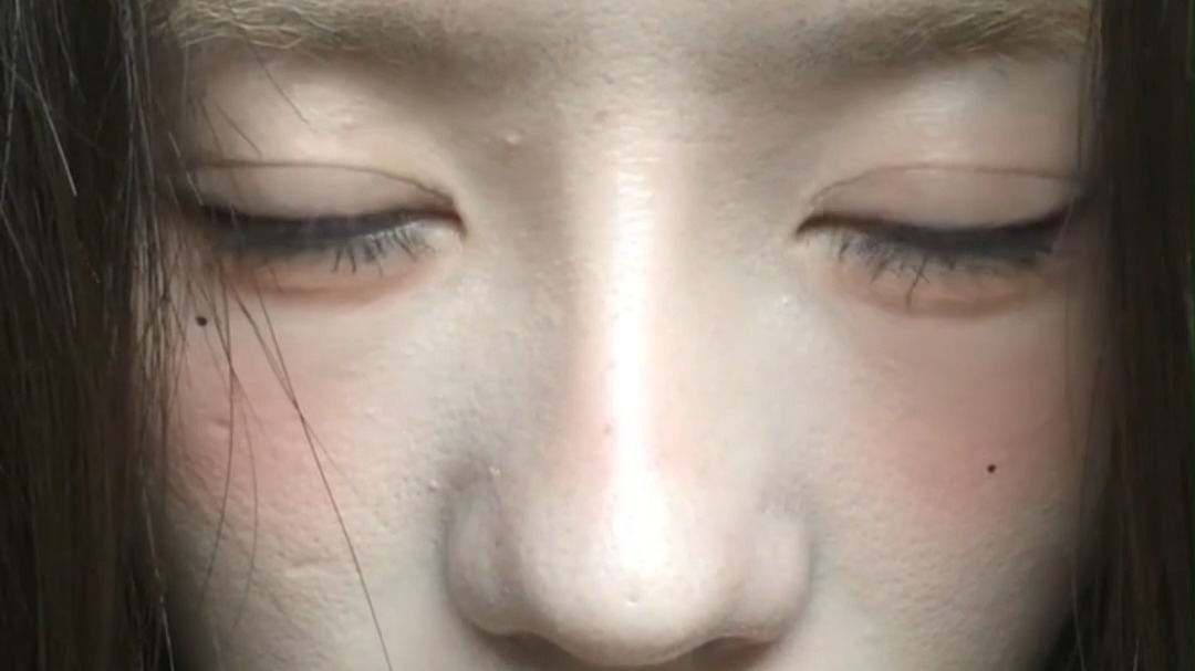 你的病娇女友。啊！你干嘛闭上眼睛！