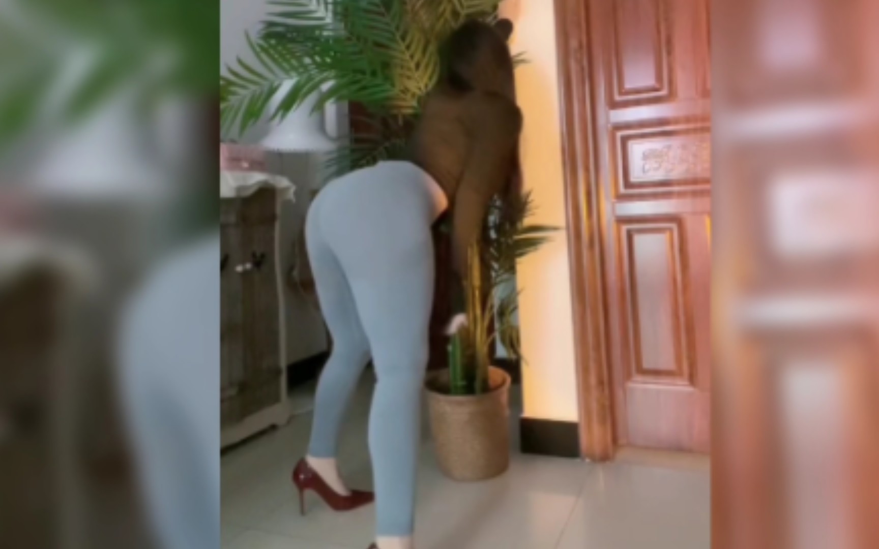 reverberates around the rafters for three days (idiom); fig. sonorous and insistent