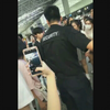 邻居弟弟下飞机给姐姐打电话说：“到了”！姐姐在电话里面都哭了（滑稽