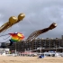 荷兰海牙举办国际风筝节 巨型“章鱼”空中随风“舞爪”