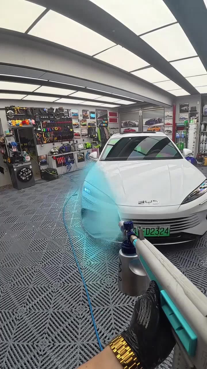 给三个月没洗的脏车洗车