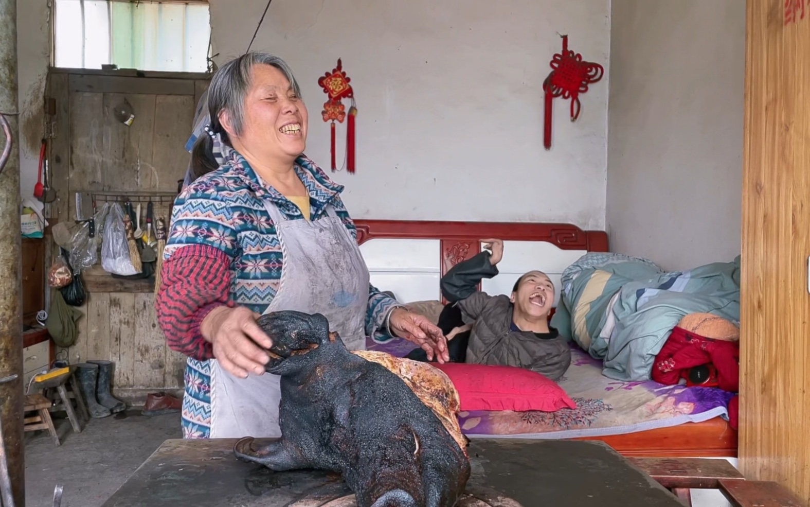 盲人母亲做猪头肉，开心得像个孩子！-盲人母亲曹世美-盲人母亲曹世美-哔哩哔哩视频