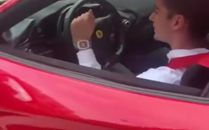 勒克莱尔停下了自己的ferrari 488 pista 和粉丝交流