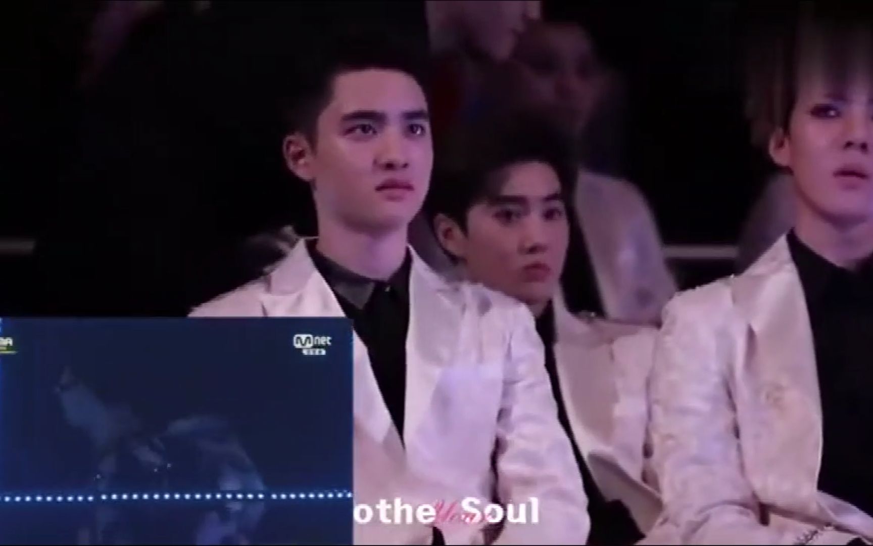 EXO成员们在台下看权志龙演出反应，都暻秀就一个表情，乐死我了哈哈哈