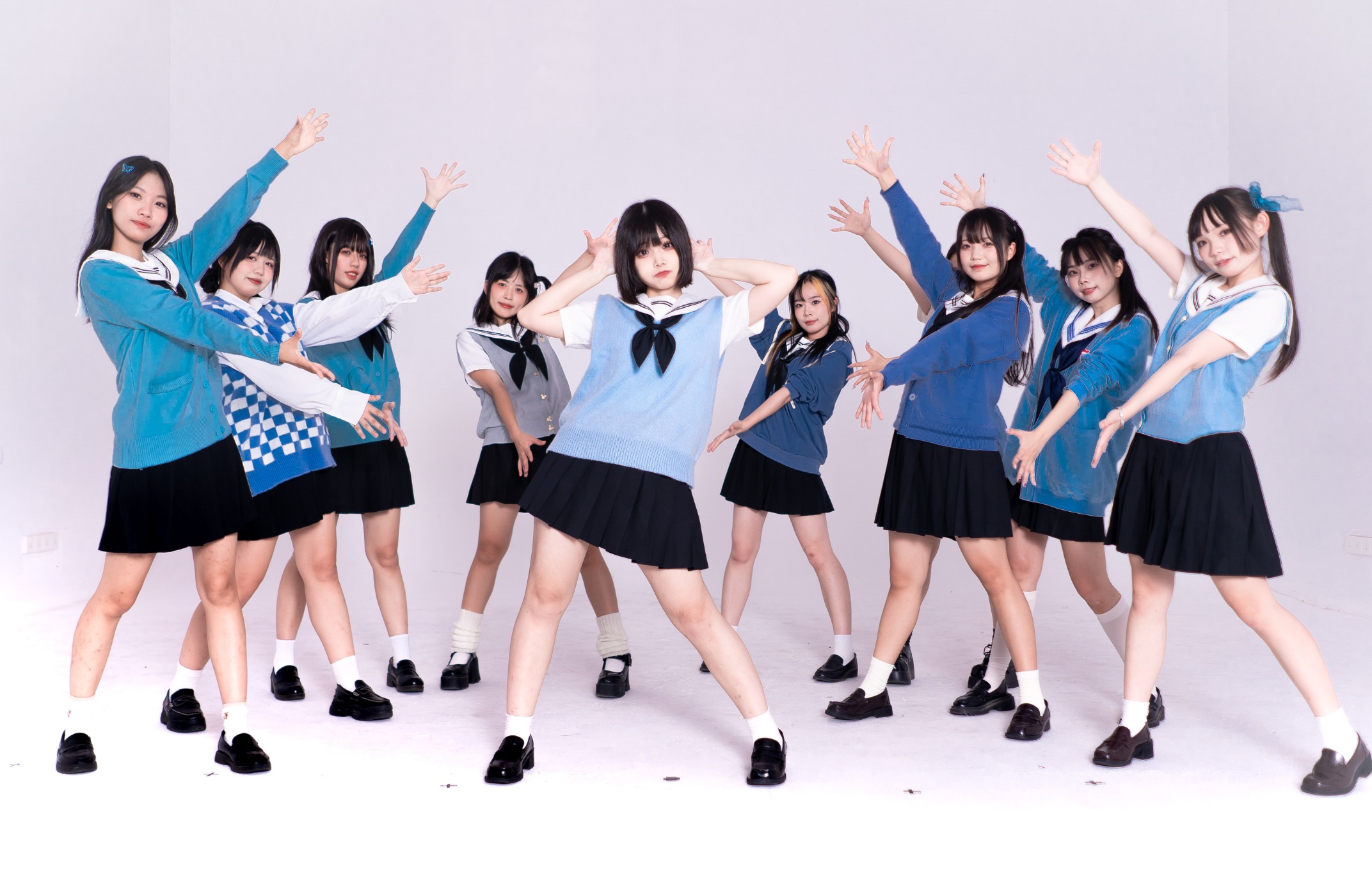 The earth girl was confessed to by the class popularity king... When did she get hit on???? Ten JK sisters performed "ヒロインはBelow Average."