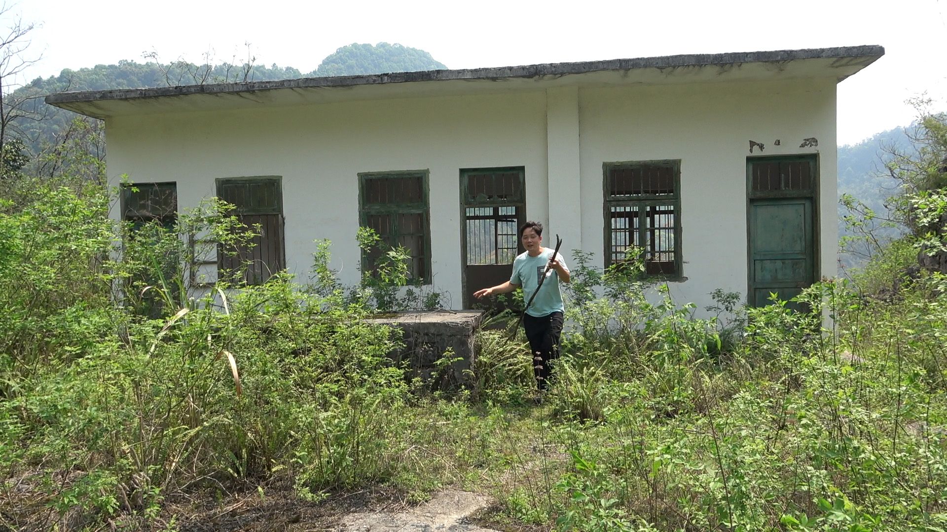 深山发现一所废弃的学校，周围长满了杂草，老师和学生太不容易了