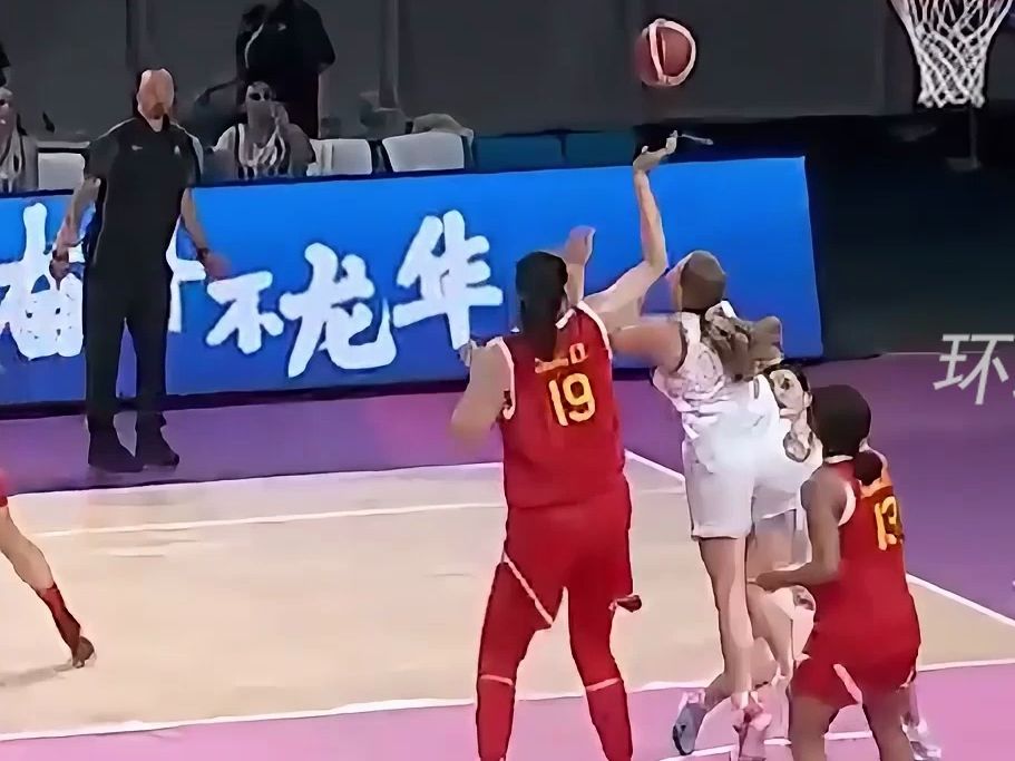 统治内线、对手目送进球、开场争球不用跳！17岁中国女篮选手张子宇引关注，外媒称其为“下一个姚明”