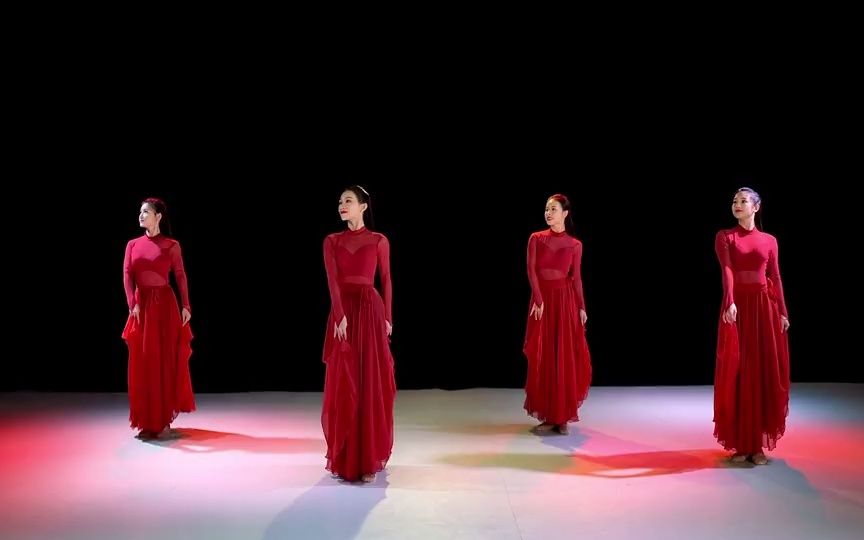 《我和我的祖国》群舞版，配上最美中国红，满腔激情和满满自豪感油然而生。