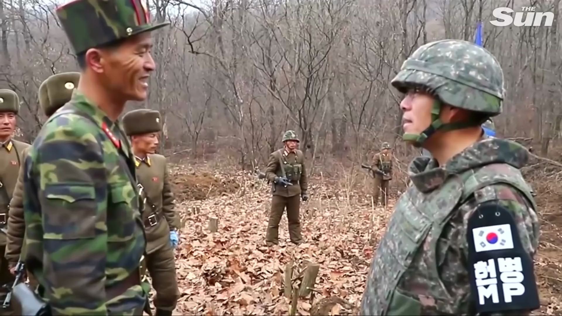 南北朝鲜军人握手