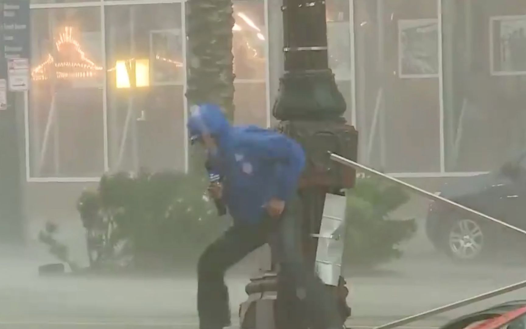 记者飓风中直播正“举步维艰” 镜头扫到身后路人出现爆笑一幕