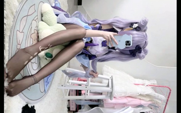 With black stockings cos carve clear, it doesn't show thick legs at all!