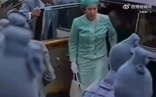 那一年访问西安，女王看到迎接她的“活兵马俑”，有些不知所措