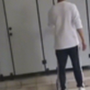 高校学生躲女厕所
