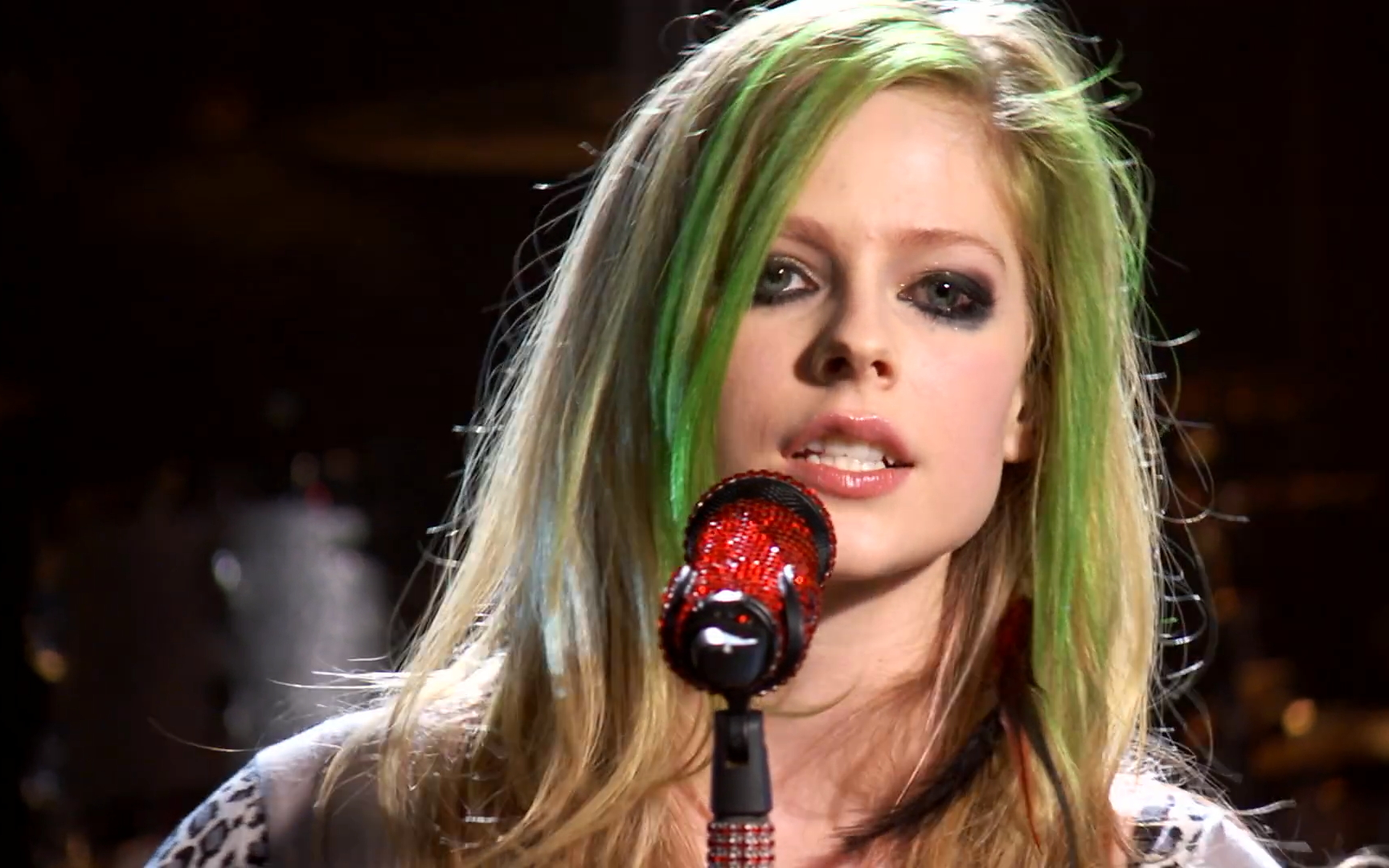 Avril Lavigne live acoustic 2002 - YouTube