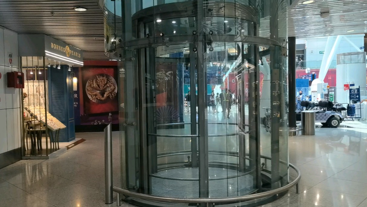 超级罕见的迅达圆柱形液压电梯，位于吉隆坡国际机场卫星厅