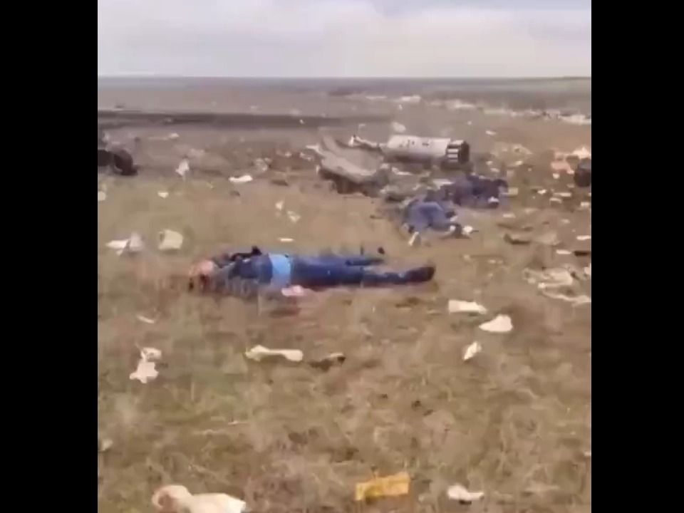俄罗斯人开直升机开累了，在黑土地上随性躺下休息
