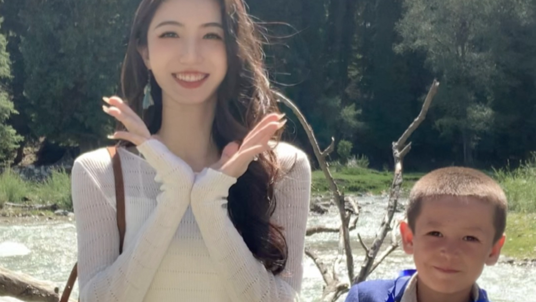 火红的萨日朗 可爱的新疆娃娃和羊崽～老母亲的笑容压不住了 太治愈#火红的萨日朗 #新疆 #转场#变装