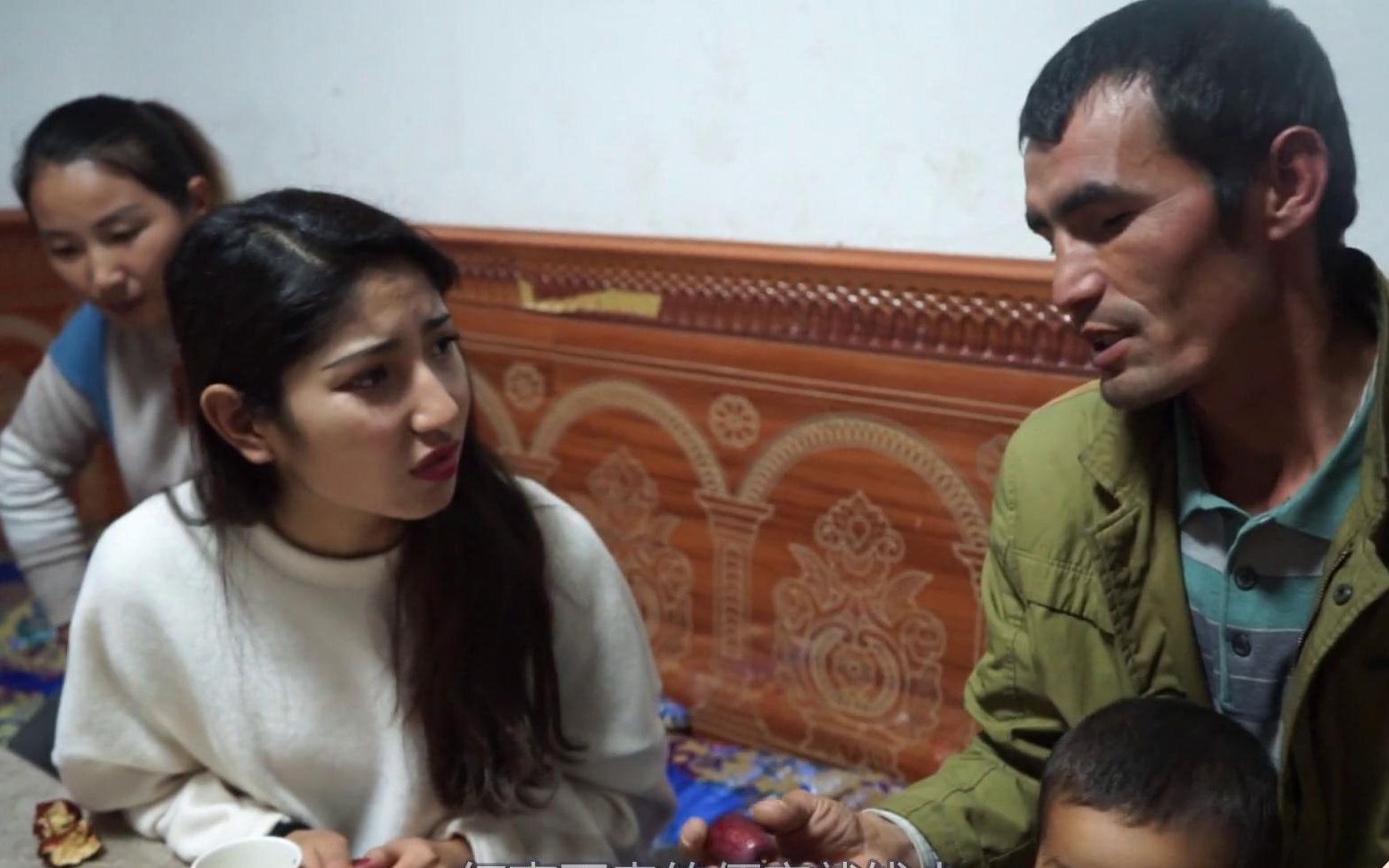 新疆和田大枣熟了，为何枣农却发愁？美女听完原因后气愤不已！