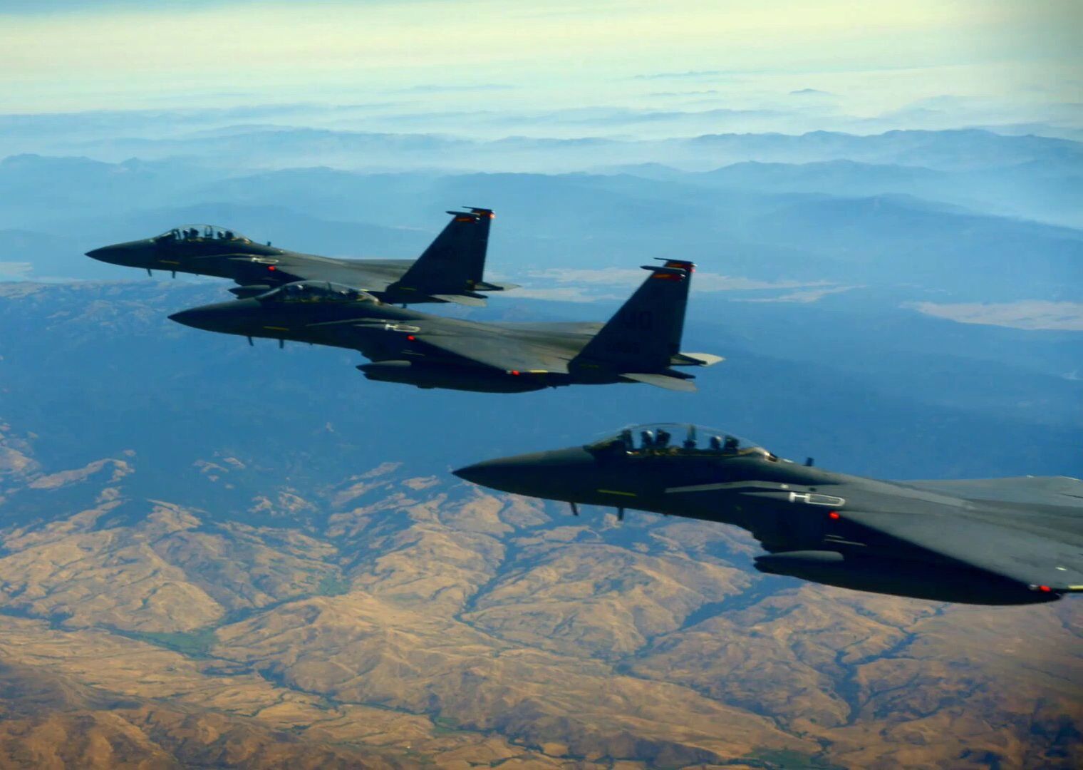 美军3架F-15追逐日全食，在黑暗中飞行3分钟