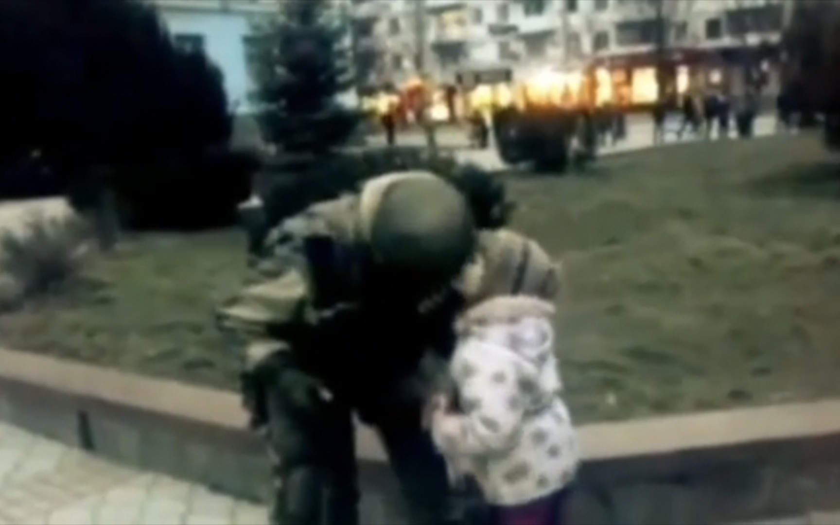 小女孩走近并拥抱了士兵，九年后他们再度重逢