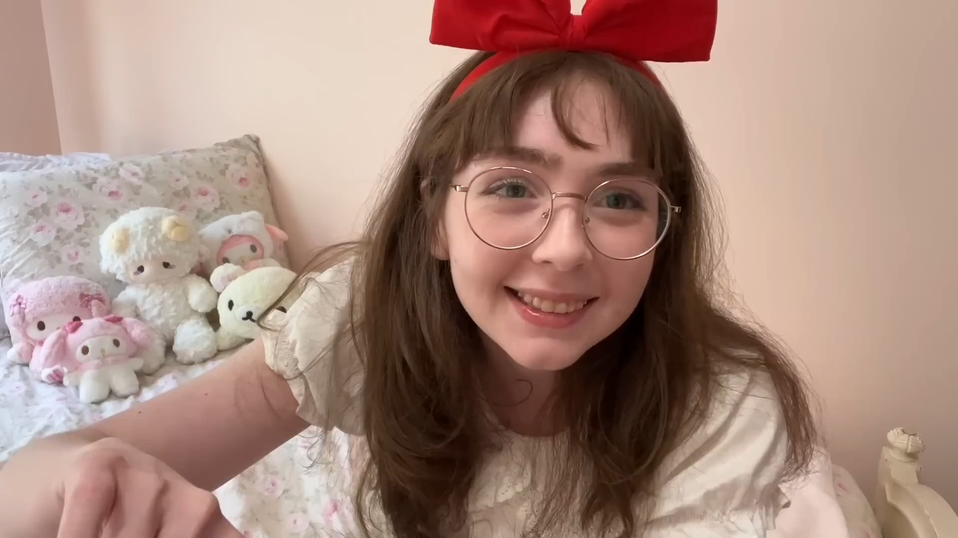 [clara] awkward girl eats cake ASMR