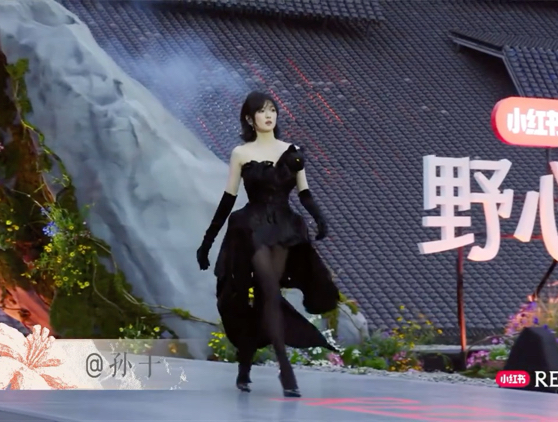 孙千黑丝大长腿参加活动现场，这腿有是真长……
