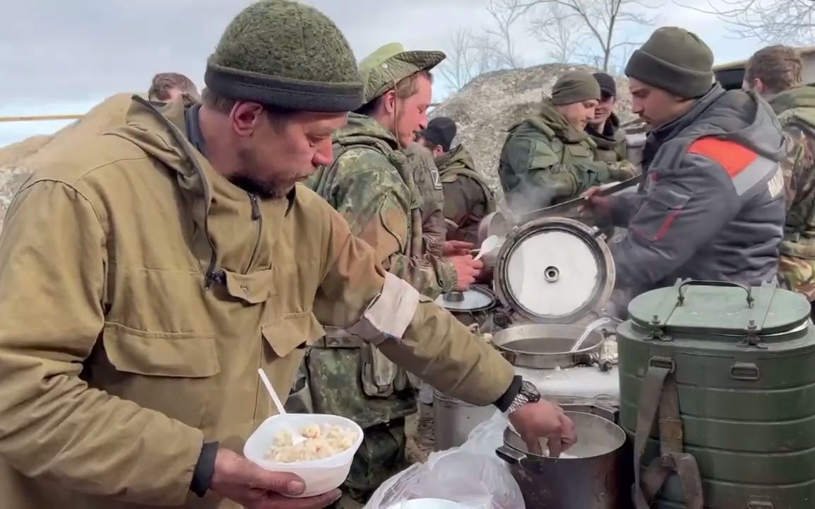 【食录】前线俄军士兵午餐:豆汤配抓饭