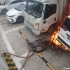 电动汽车起火完整视频。旁边的车倒霉了