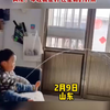 宝宝在沙发上尿尿 尿出半米多，结果把自己都看呆了
