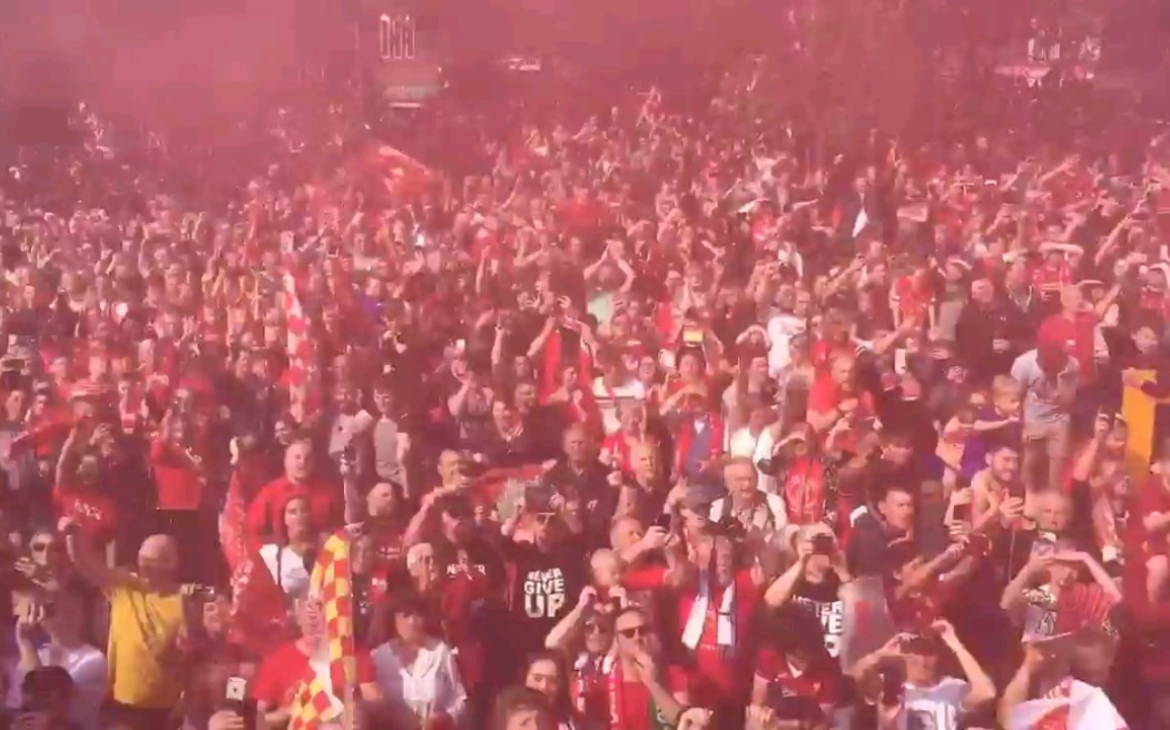 【利物浦夺冠游行】整个城市变成了红色海洋，球迷高唱Allez Allez Allez！
