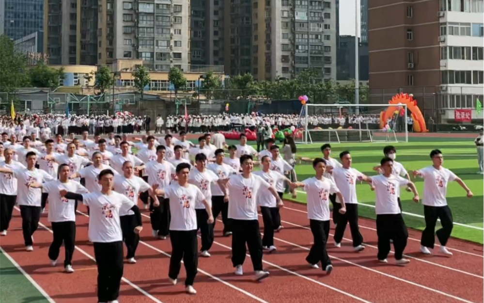 来自中国戏曲学院运动会京昆系的入场分列式。太震撼啦哈哈哈哈