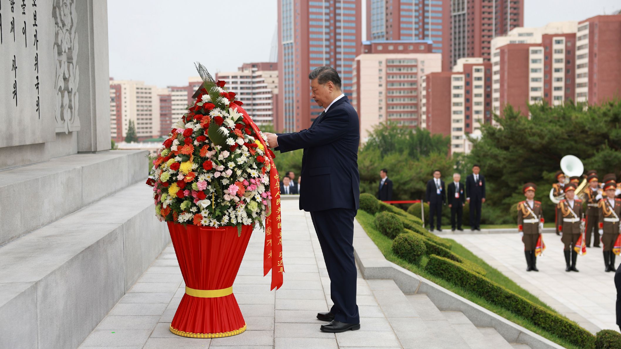 【现场视频】习近平和彭丽媛参谒中朝友谊塔