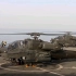 AH64阿帕奇武装直升机在美国海军军舰上进行加油与装弹