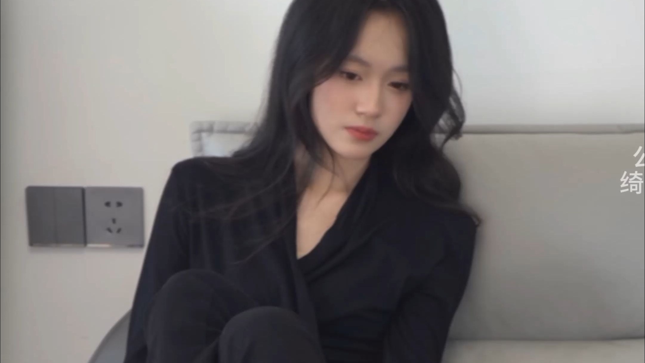 校花级女大，兼职模特约拍 时薪1k