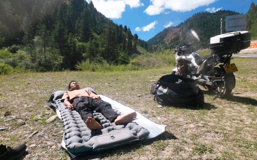 骑行去西藏遇到一位摩旅网友看我带的折叠床太重送给我充气床，试睡一下看看舒不舒服