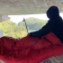 30多岁小伙隐居在桥洞下，每天桥上车来车往，这么吵怎么睡得着？