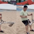 男子在公园发现挖掘机玩具，玩了很久的挖沙游戏，网友：健身器材？