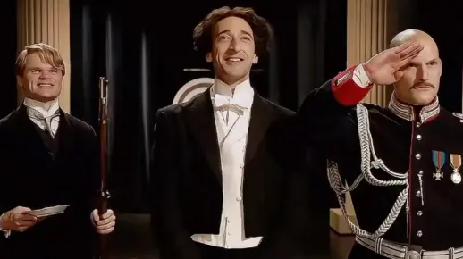 大魔术师胡迪尼变了一生的魔术,晚年母亲去世后向外界坦白所用的所有技巧,并且打假以通灵骗取钱财的组织