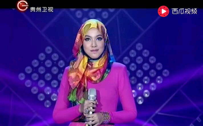 茜拉中文演唱《记得》。马来西亚总理称之为国宝